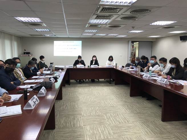 北市议会政团议员林颖孟、林亮君、黄郁芬、苗博雅与OURs都市改革组织、社会住宅推动联盟等民间团体与合作举办「社会住宅可持续兴办财务」公听会。（杨亚璇摄）