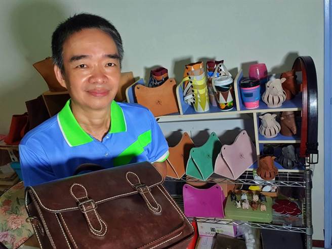 黄坤树是30年老经验的制鞋师傅，4年多前自己创业透过网路社群贩售自己纯手工制作且严选皮材的手工皮件，对自己的手艺和产品充满信心。（劳动学苑提供／谢琼云彰化传真）