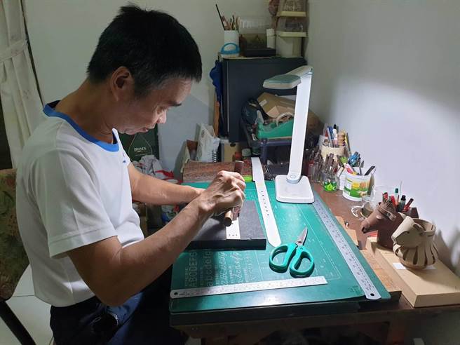 黄坤树制作各种手工皮件，包含钥匙圈、手机套和精巧弥月鞋，好看又耐用，可惜却因不谙网路行销，销售量不如预期。（劳动学苑提供／谢琼云彰化传真）