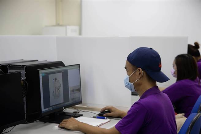 黄坤树报名「社群经营与网路数位行销班」职训课程，重新归零学习，将近3个月、400多个小时的练功，让他深感功力大增，粉专追踪人数与商品询问度，明显大增。（劳动学苑提供／谢琼云彰化传真）