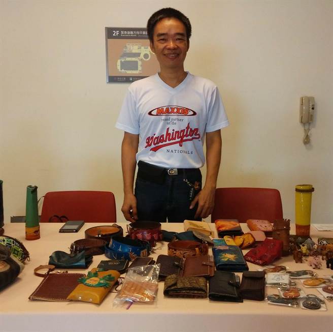 黄坤树是30年老经验的制鞋师傅，4年多前自己创业透过网路社群贩售自己纯手工制作且严选皮材的手工皮件。（摘自脸书粉专／谢琼云彰化传真）