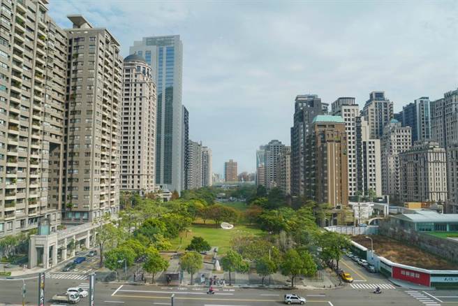 高楼层住户遇上大地震往哪逃？网友一面倒：待在原地。（示意图／达志影像）