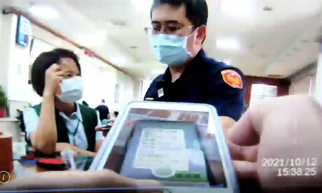 王男与「美国女军官」网路谈恋爱欲匯款，成功派出所员警及合作金库行员联合阻诈，终让王男相信自己遇到爱情骗子。（雾峰分局提供／黄国峰台中传真）