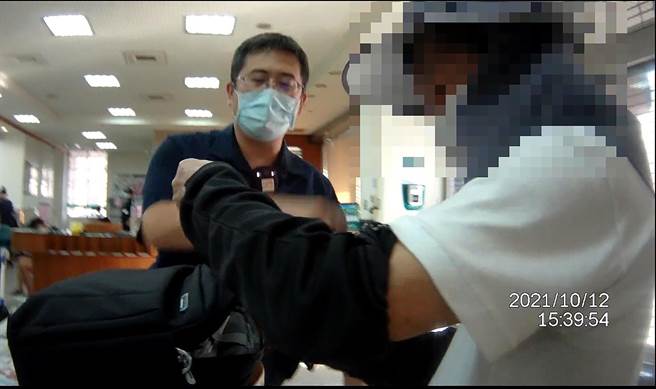 王男与「美国女军官」网路谈恋爱欲匯款，成功派出所员警及合作金库行员联合阻诈，终让王男相信自己遇到爱情骗子。（雾峰分局提供／黄国峰台中传真）