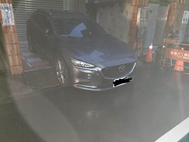 网友抱怨自家门口被一辆陌生车挡住，他火大报警后不料结局神反转。(图/截自脸书爆废公社)