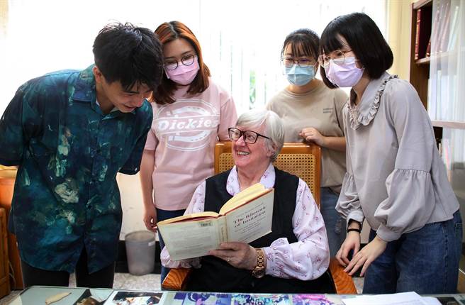 海柏教授為全球華人編著「英文基本文法書」，也配合政府推動國小英語教育積極編寫易懂易學、寓教於樂的英文童話書籍。 （靜宜大學提供）