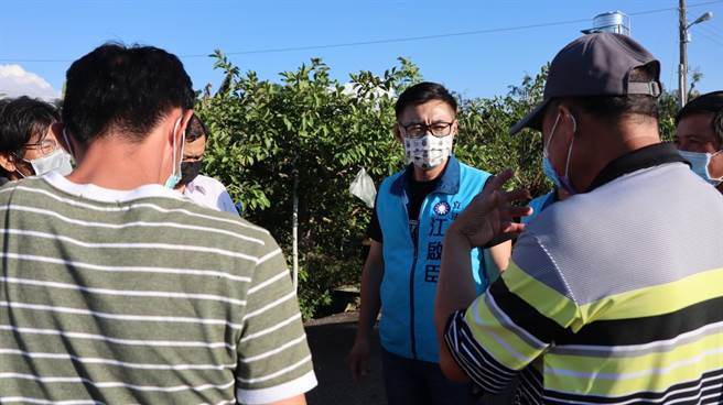 立委江啟臣邀請相關單位會勘台中新社枇杷災損情形，並爭取啟動天然災害現金救助。（王文吉攝）
