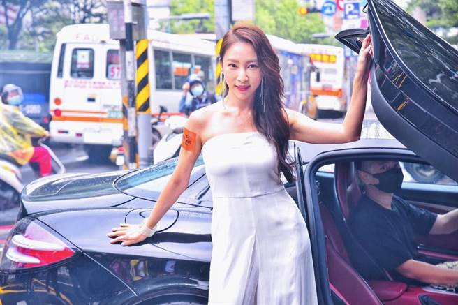 张家玮搭乘超跑出席烧肉名店开幕。（凤凰艺能提供）