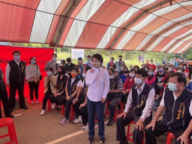 长卢秀燕说明，预计在文九52新建一间规模18班的国小。（顏莉敏服务处提供／陈淑娥台中传真）