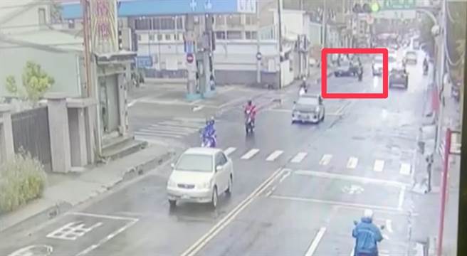 行车纠纷竟持棒殴打骑士，林口警迅速调电眼锁定作案车辆，并通知车主到案说明。(宋原彰翻摄)