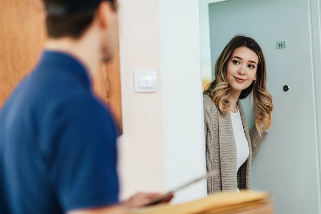 1名外送员日前送餐，徒步走上6楼后，竟发现开门的是1名全裸女性外国人，他事后将此事告知朋友，兴奋地说「X，我送外国人，全裸，女的，傻眼」。（示意图/Shutterstock提供）