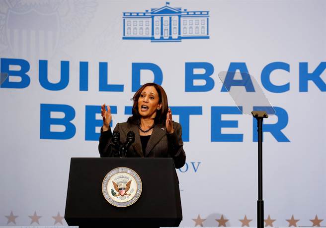 美國副總統賀錦麗日前在紐約宣傳拜登政府基礎建設計劃時，演講現場突然有一名男子起身呼喊質疑為何不早些改善基礎設施，「為何不與中國合作一帶一路？」（圖／路透）