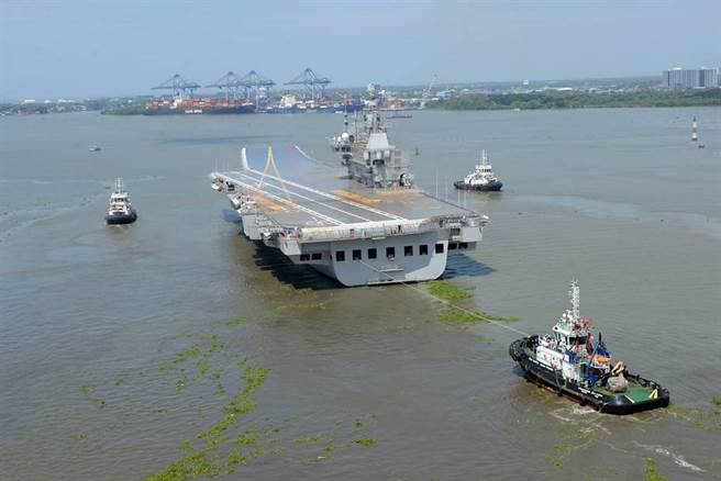 印度最大的航舰维克兰号在星期日出航，进行第2次海试。(图/印度海军)