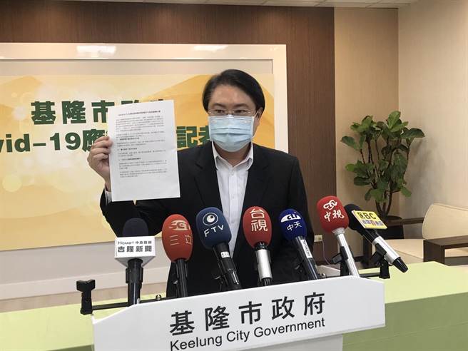 基隆市長林右昌拿出當時四長會議結論文書表示，會議前一天縣市首長都有確認內容，怒批柯「說謊、沒有政治誠信」。（陳彩玲攝）