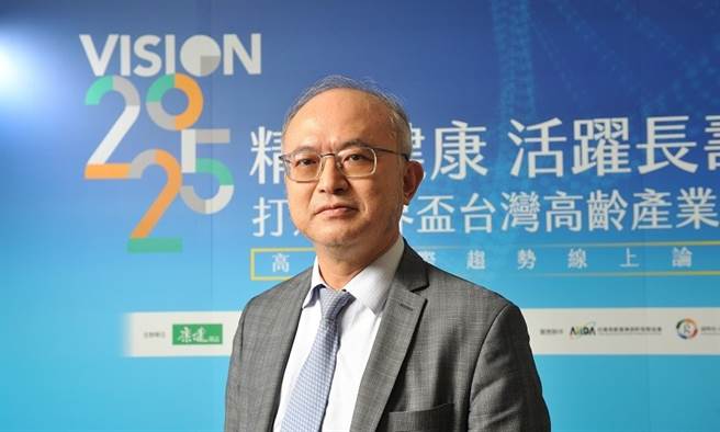 心血管疾病、肿瘤、慢性病…都跟「它」失调有关！臺大医院院长吴明贤从肠道菌角度，分享健康长寿的6个饮食要点，打造长寿人生。（图／康健杂志提供、陈德信摄）