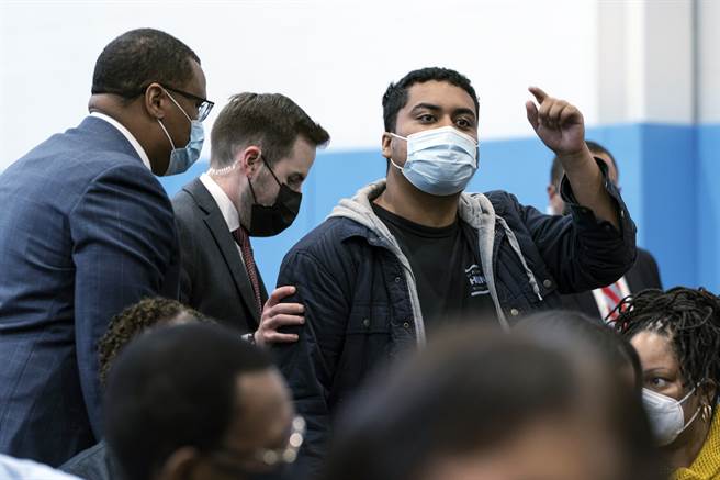 美國副總統賀錦麗演講時突遭一名男子（右1)打斷，男子高聲質問為何美國不與中國合作一帶一路基建計劃。該男子後來被安全人員請出會場。（圖／美聯社）