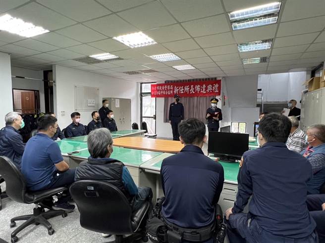 新店警分局長余昭俊特別在今（25日）上午來到坪林分駐所與石碇分駐所主持單位主管布達典禮。（新店警分局提供）