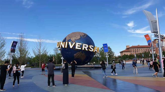 北京市严控疫情，今天公布：在京人员近期非必要不出京，按75％限流开放景区等措施。图为北京热门旅游景点-北京环球影城。（蓝孝威摄）