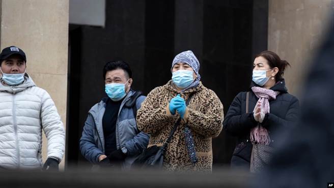 莫斯科地鐵的一景，疫情仍然嚴重，人們仍然要戴口罩才能進站。(圖/美聯社)