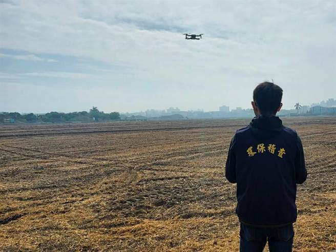 嘉义市政府环保局以无人机空拍巡查露天燃烧垃圾。（嘉义市环保局提供）