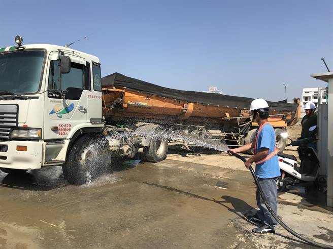 嘉义市政府环保局辅导大型工地车辆进出洒水抑尘。（嘉义市环保局提供）