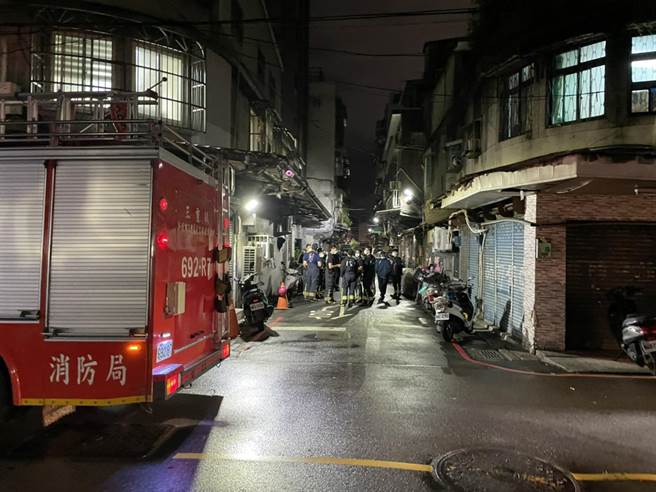 邻居闻到阵阵烧焦味　警消获报惊见三重男倒卧家中亡（民眾提供／戴上容新北传真）