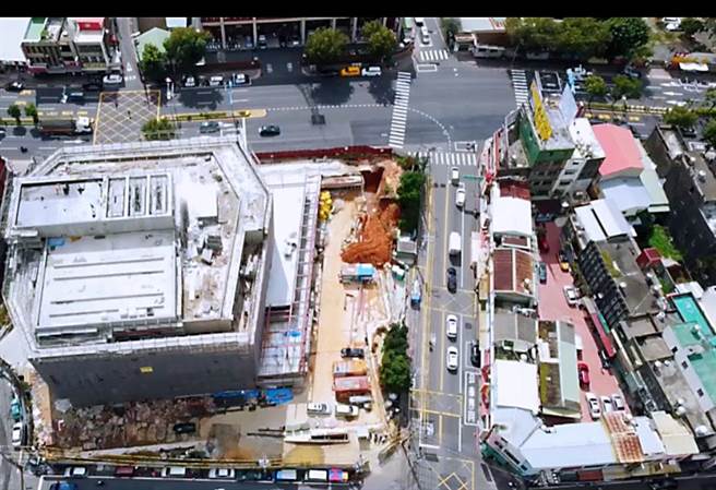 桃園市新楊梅行政大樓即將完工，但鄰近的第二公有市場和楊梅警分局老舊不堪，議員李家興建議市府整體重新規畫改善。（李家興提供／蔡依珍桃園傳真）