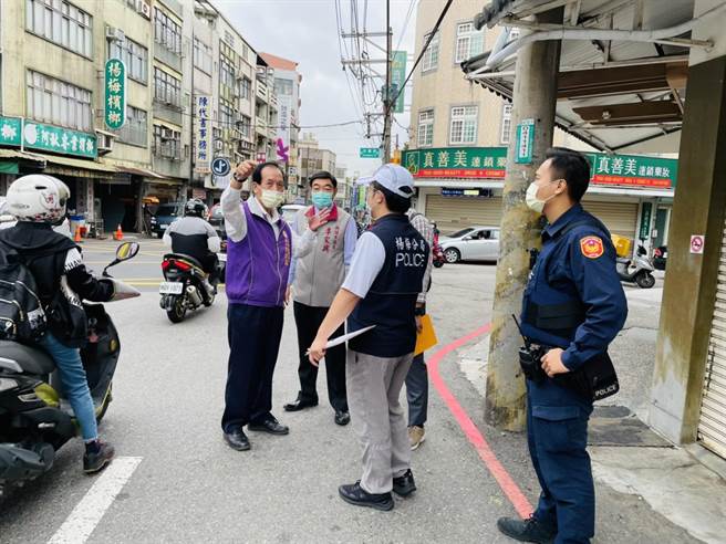 桃園市新楊梅行政大樓即將完工，但鄰近的第二公有市場和楊梅警分局老舊不堪，議員李家興建議市府整體重新規畫改善。（李家興提供／蔡依珍桃園傳真）