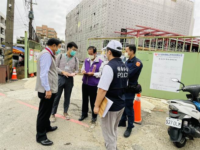 桃園市新楊梅行政大樓即將完工，但鄰近的第二公有市場和楊梅警分局老舊不堪，議員李家興建議市府整體重新規畫改善。（李家興提供／蔡依珍桃園傳真）