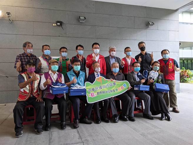 中华民国田径协会25日捐送365双运动鞋给原住民4校学生。（曹明正摄）