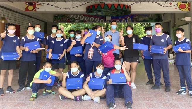 高雄原住民区4校25日获赠田协捐送的365双运动鞋。（教育局提供）