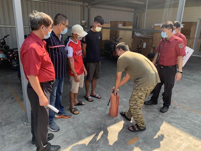 台南市政府消防局第二大队到辖内移工宿舍，抽查部分移工是否熟悉灭火器的使用。（台南市政府消防局第二大队提供／张毓翎台南传真）