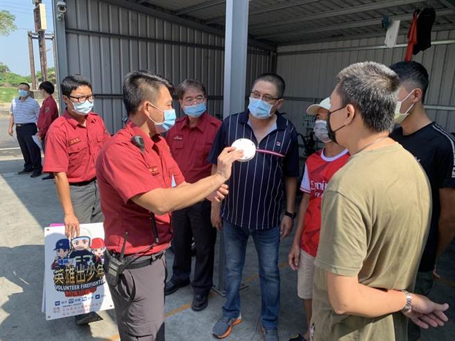 南市消防局第二大队表示，除了解雇主是否制作多国语言宣导标语、落实执行防火教育训练工作，也了解移工宿舍是否安装「住宅火灾警报器。（台南市政府消防局第二大队提供／张毓翎台南传真）