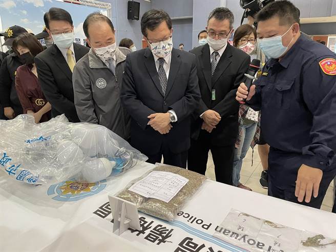桃园市杨梅警分局以科技办案破获大麻种子跨境走私案，桃园市长郑文灿25日颁奖表扬，讚桃警成功阻止大量毒品流入市面，守护国人健康。（蔡依珍摄）