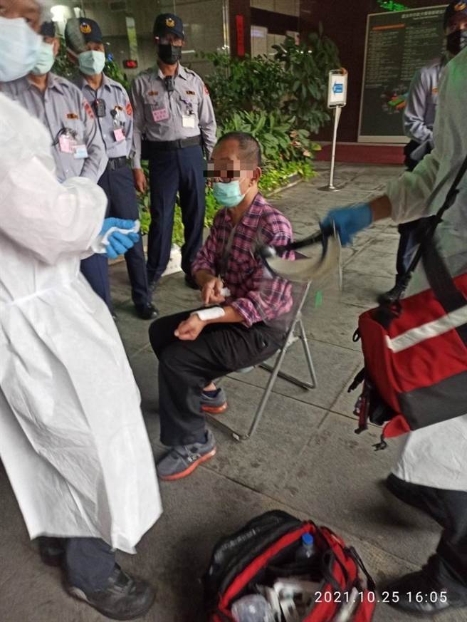 李姓男子陈情未果竟亮刀遭驻警制服，经警消检伤后并无大碍。（图／民眾提供）