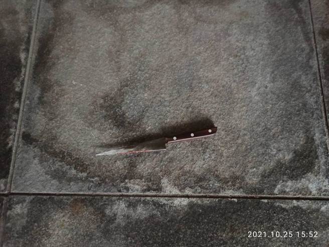 李姓男子不满陈情未受关注，持刀挥舞遭驻警压制。（图／民眾提供）