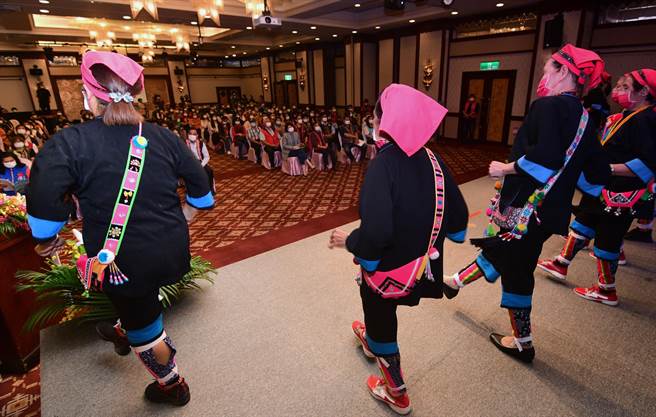 原住民委員會辦理績優文健站表揚，原鄉長輩載歌載舞，展現活力 。（莊哲權攝）