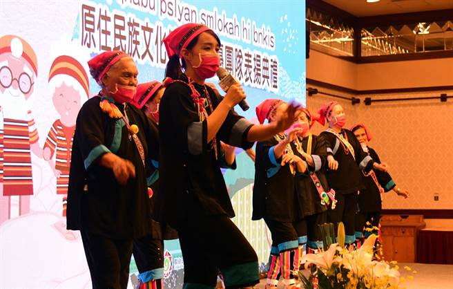原住民委員會辦理績優文健站表揚，原鄉長輩載歌載舞，展現活力 。（莊哲權攝）