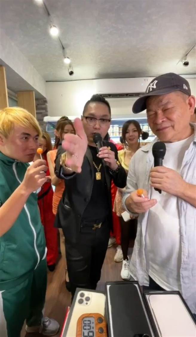 澎恰恰玩游戏输给吃屎哥。（图／FB@连千毅）