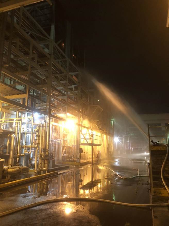 高雄市林園區林園工業區內的台石化廠區，今晚9時3分傳出火警，火光從廠區冒出，消防員射水搶救。（翻攝照片／石秀華高雄傳真）