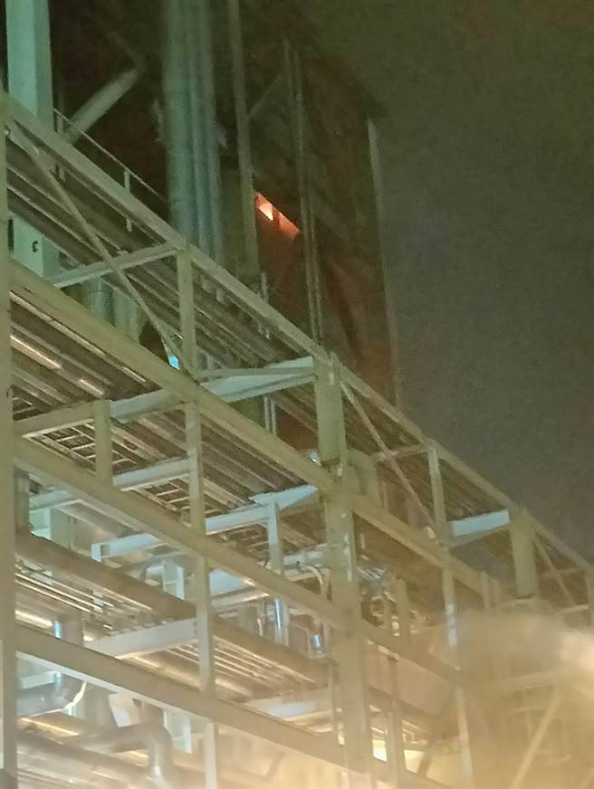 火光從台石化廠區冒出，所幸未傳人員受傷受困。（翻攝照片／石秀華高雄傳真）