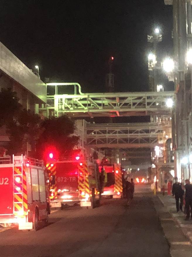 高雄市林園工業區內的台石化廠區，今晚間9時3分突然傳出火警，消防局出動20車37人前往搶救。（翻攝照片／石秀華高雄傳真）