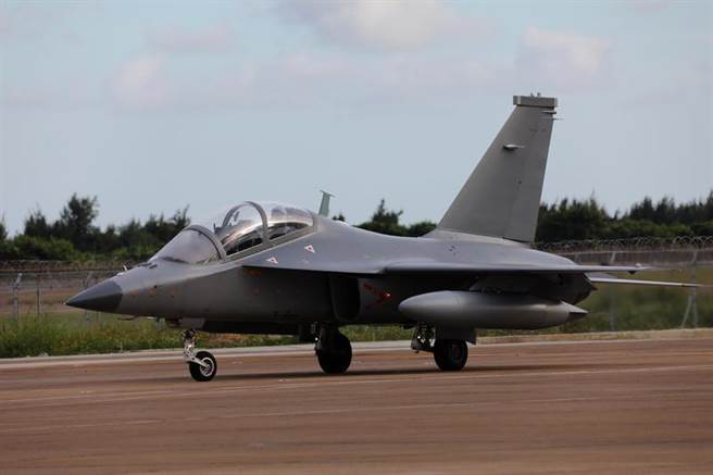 中国教-10教练机的出口型号L-15猎鹰有望以性能与优厚的金融条件争取到马来西亚的战机订单。（图／中国青年报）