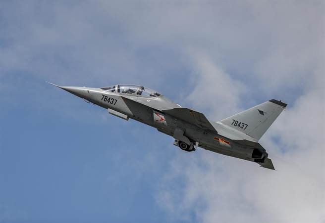 L-15猎鹰教练机的中国自用版本教-10高级教练机已经被中国海空军採用，中国也愿意按马来西亚的要求为其配备武器和航电设备，并在融资方面提供非常有吸引力的计画。（图／雪花新闻）