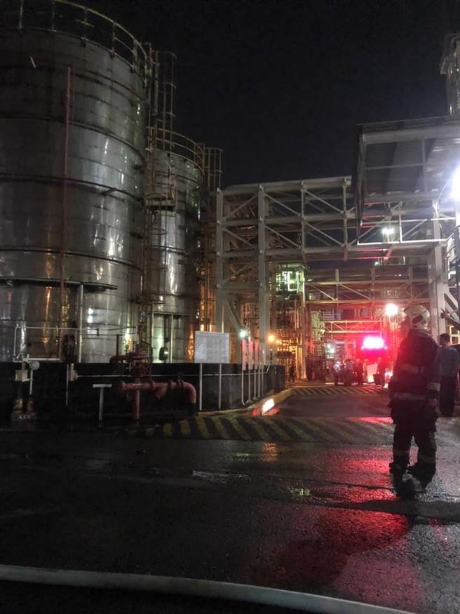 台石化廠區火勢撲滅，燃燒的製程產品為「對第三丁基苯酚」，並非毒化物，所幸現場未傳出人員受傷。（翻攝照片／石秀華高雄傳真）
