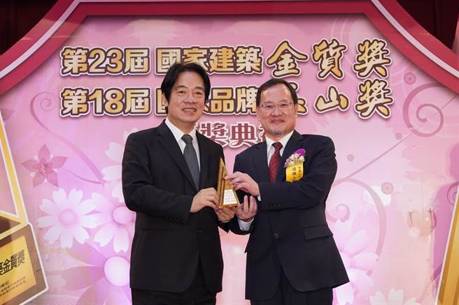 远雄人寿六度蝉联国家品牌玉山奖杰出企业，展现不凡实力，由总经理赵学欣(右)亲自领奖。(远雄人寿)