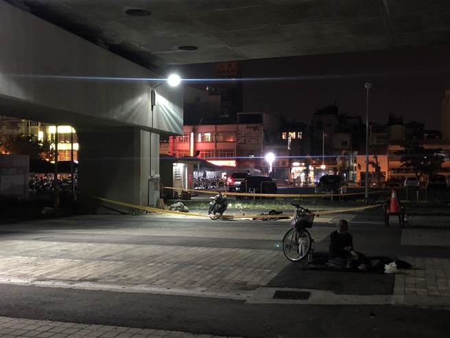 屏东市今（25）晚传出街头杀人案,1名男子手持木棍与石头行凶造成1死1重伤。（民眾提供）