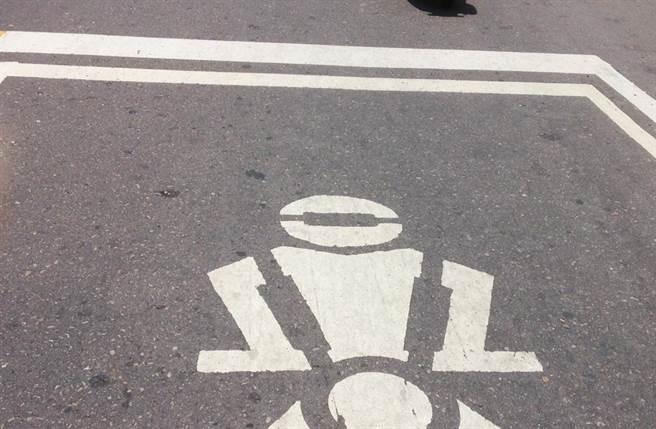 一名网友直击前方轿车先是在阴影处躲太阳，后方车辆靠近竟往前直接开进机车停等区。（中时资料照 杨宗灏摄）