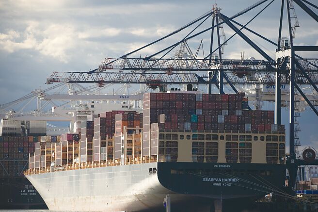 全球最大貨櫃船船東Seaspan發行藍債募得7.5億美元。圖／美聯社