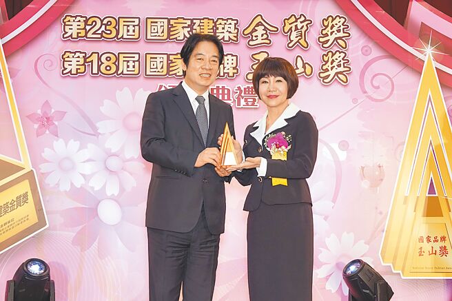 聯米企業2021年再次獲得國家品牌玉山獎「最佳人氣品牌獎」、「傑出企業獎」，由董事長莊麗珠（右）代表領獎，副總統賴清德（左）頒發。圖／林宜蓁